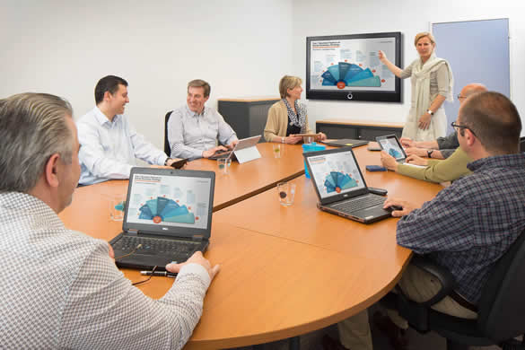 Crowdbeamer Go in an office meeting